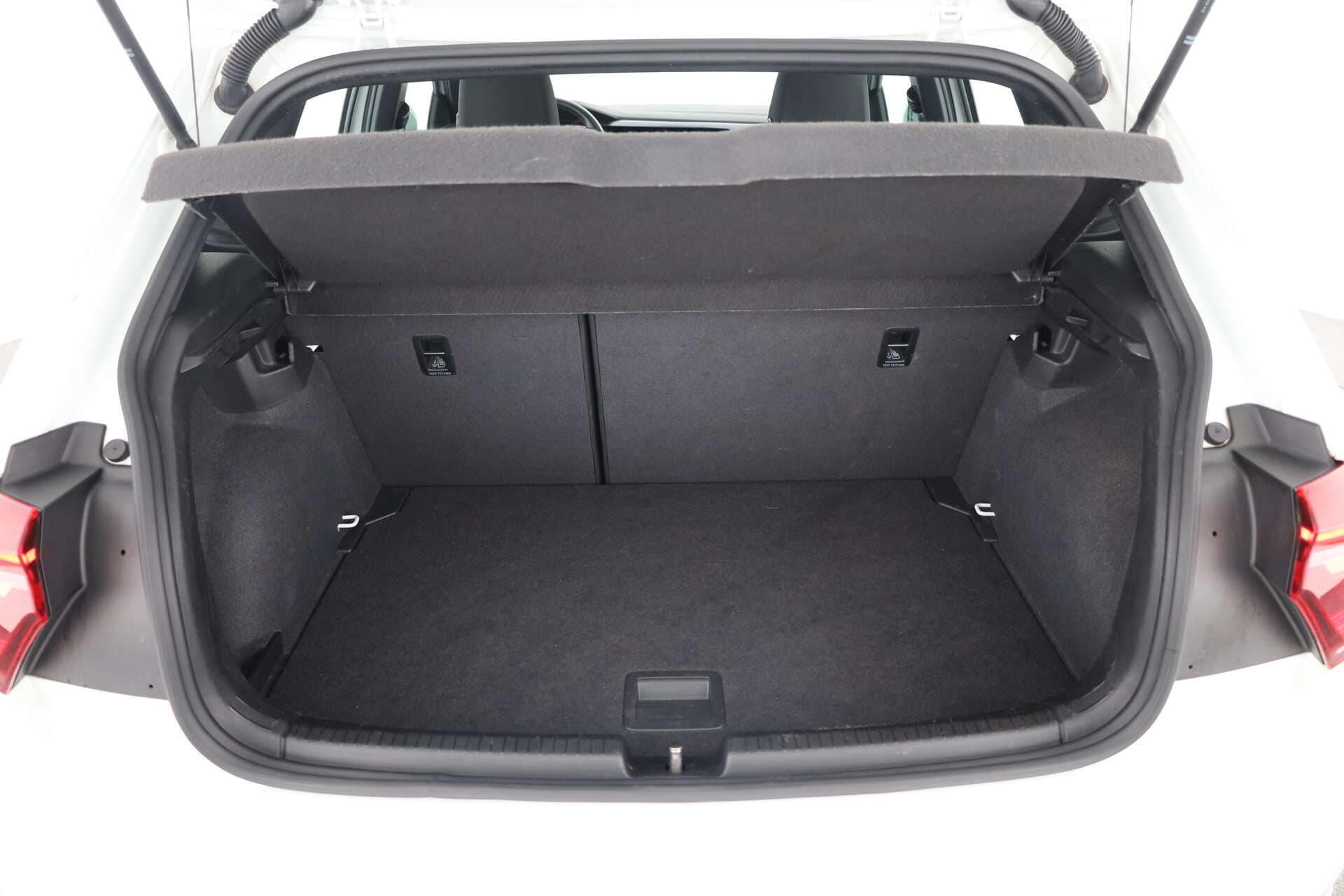VOLKSWAGEN Polo, photo 13 sur 17