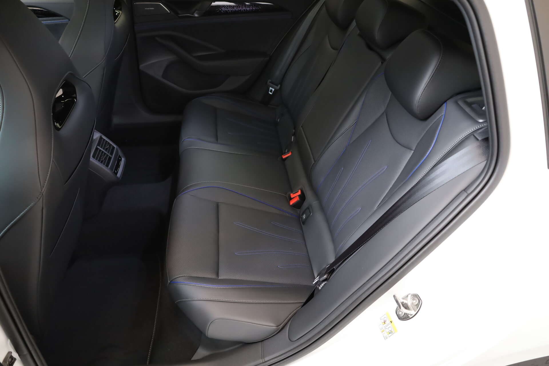 VOLKSWAGEN Passat, photo 14 sur 17