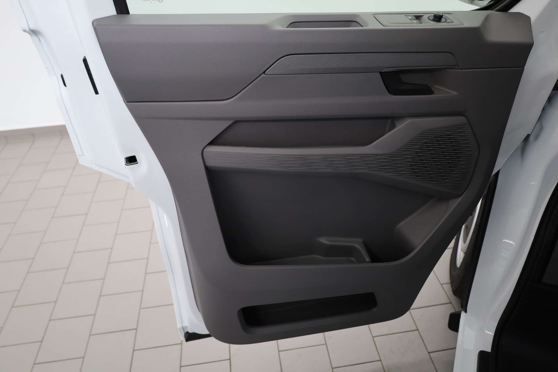 VOLKSWAGEN NUTZFAHRZEUGE T7 Kombi, photo 12 sur 16