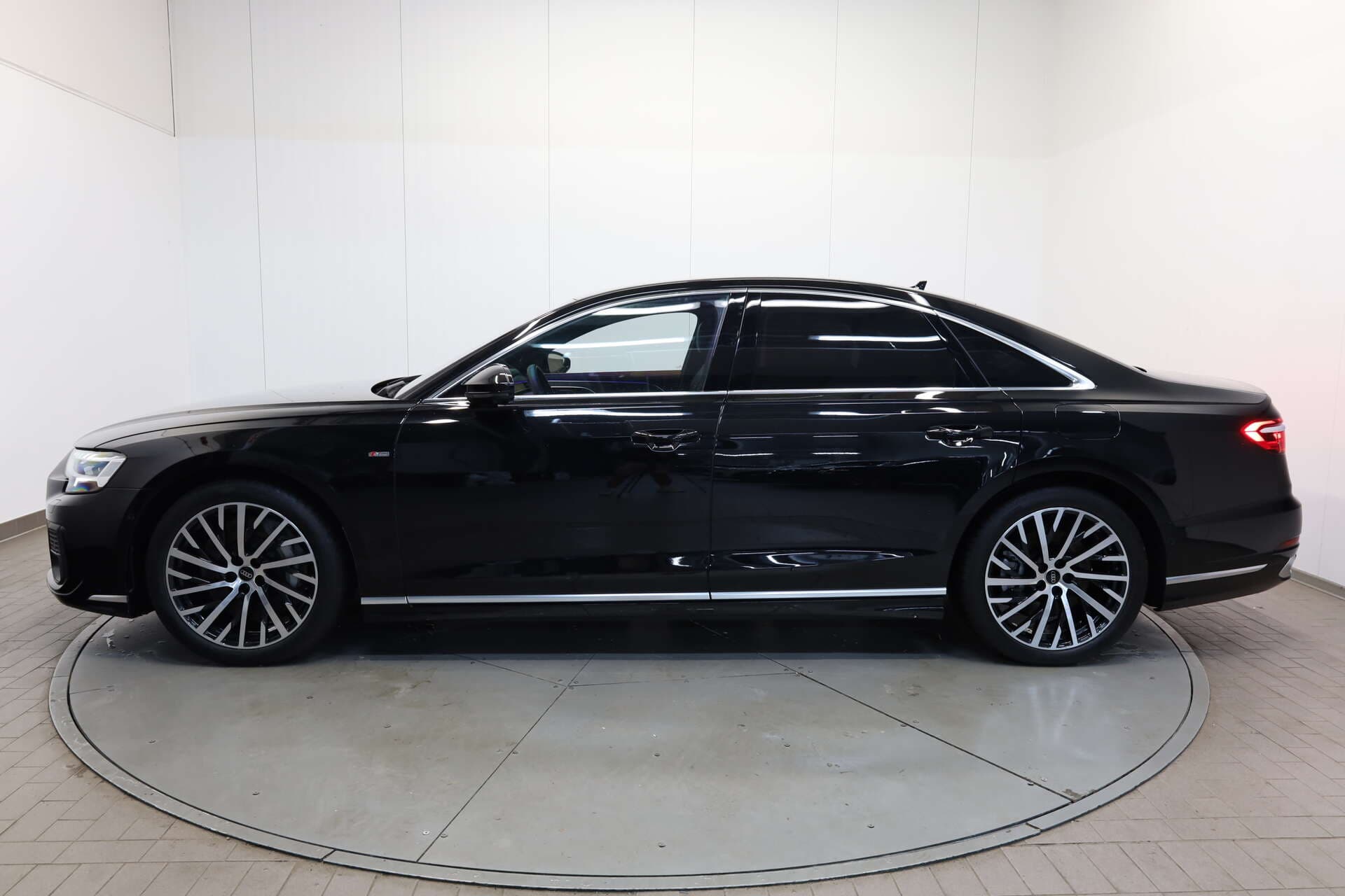 AUDI A8, photo 4 sur 17