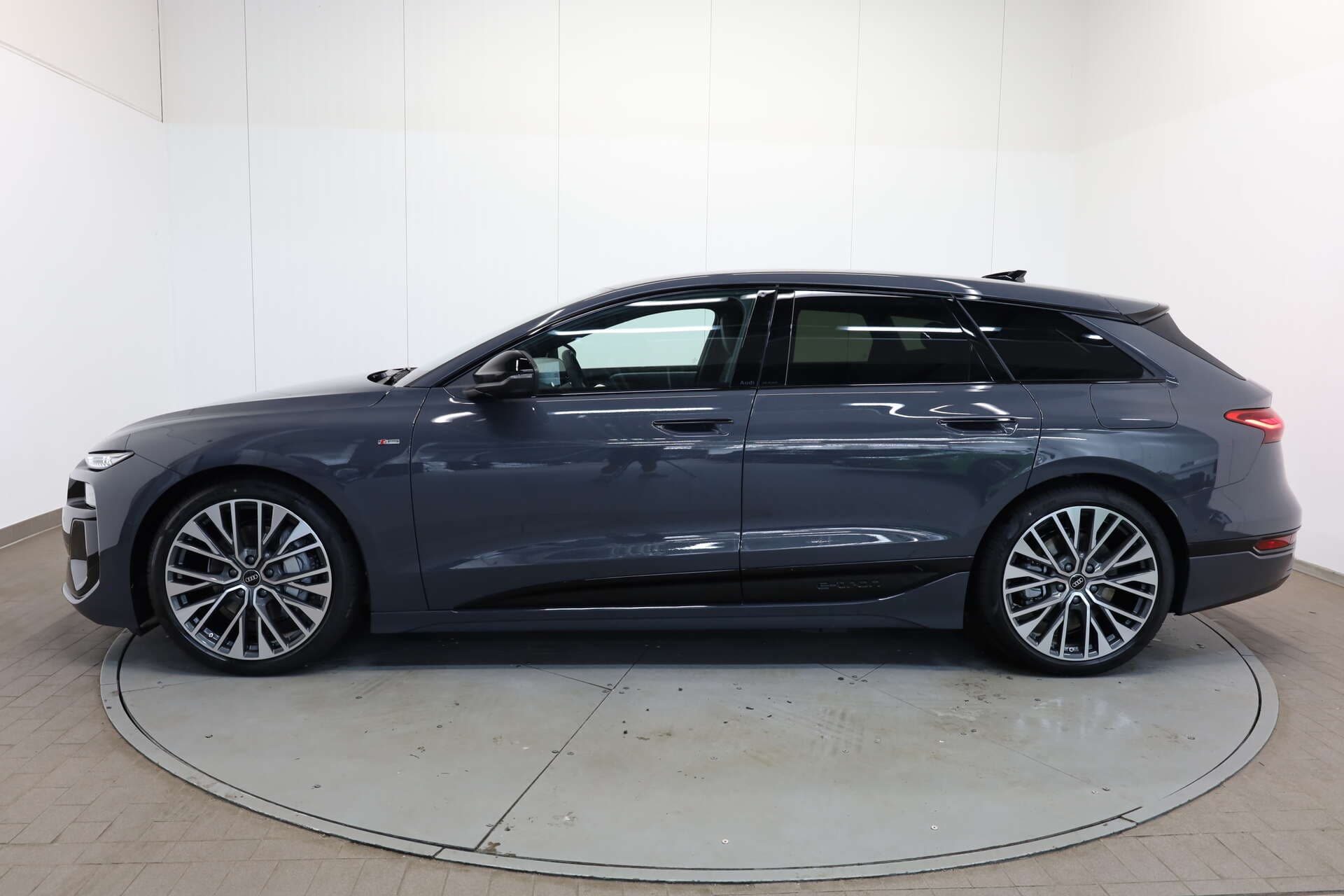AUDI A6 Avant e-tron, photo 4 sur 17