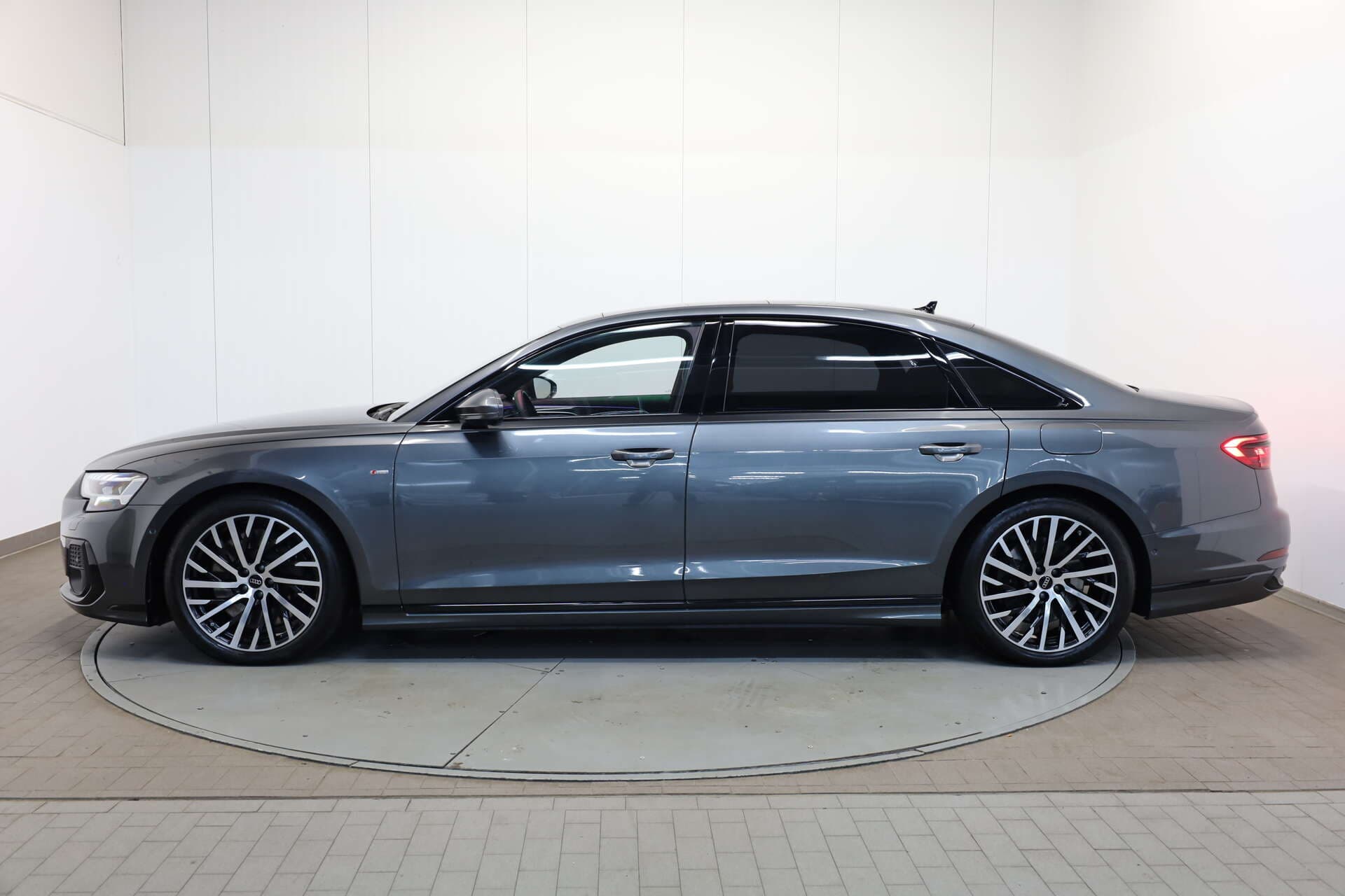 AUDI A8 L, photo 4 sur 17
