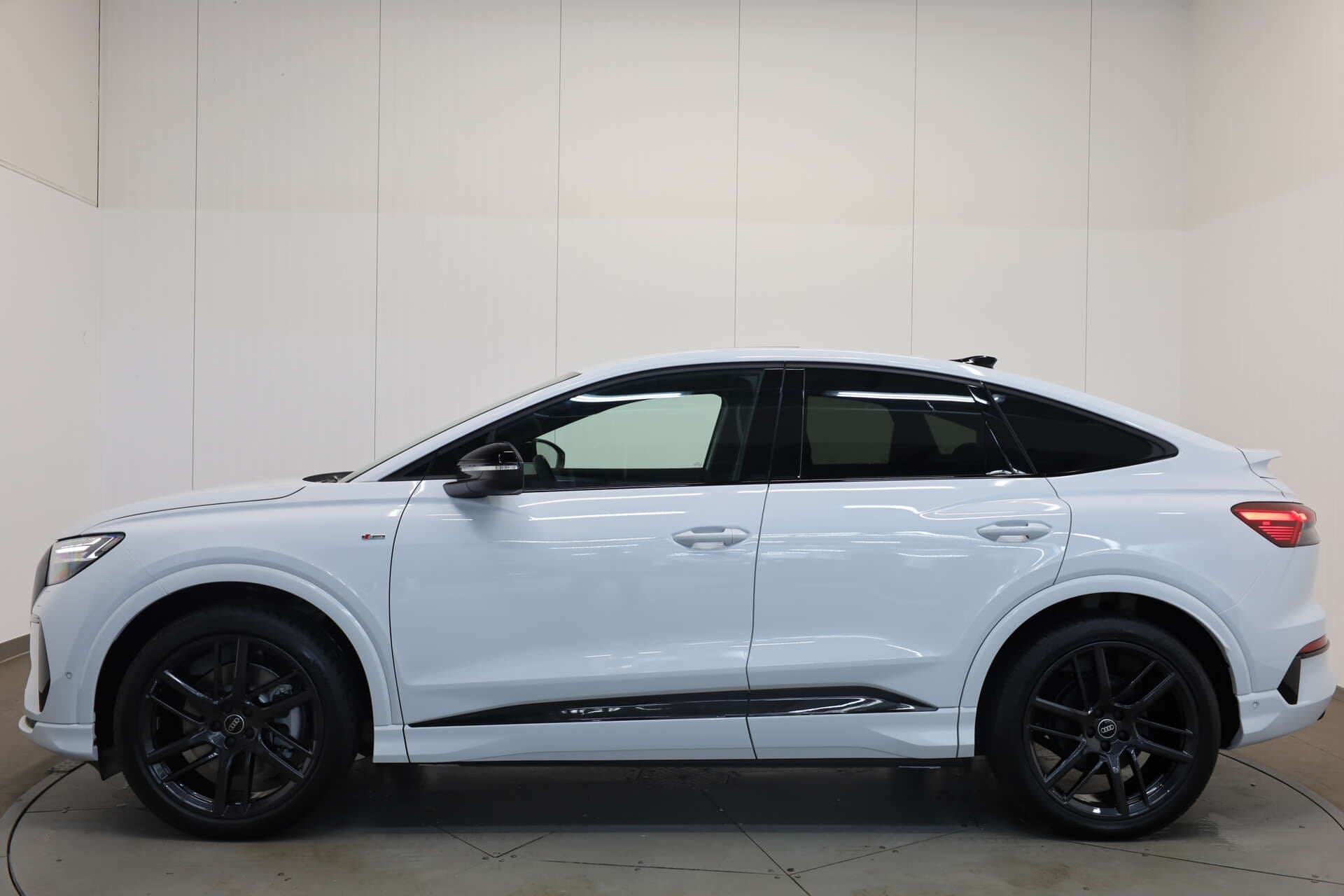 AUDI Q4 e-tron Sportback, photo 4 sur 17