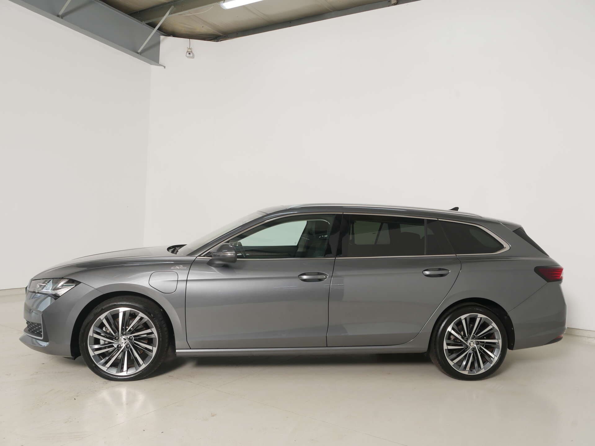 SKODA Superb Combi, photo 3 sur 17