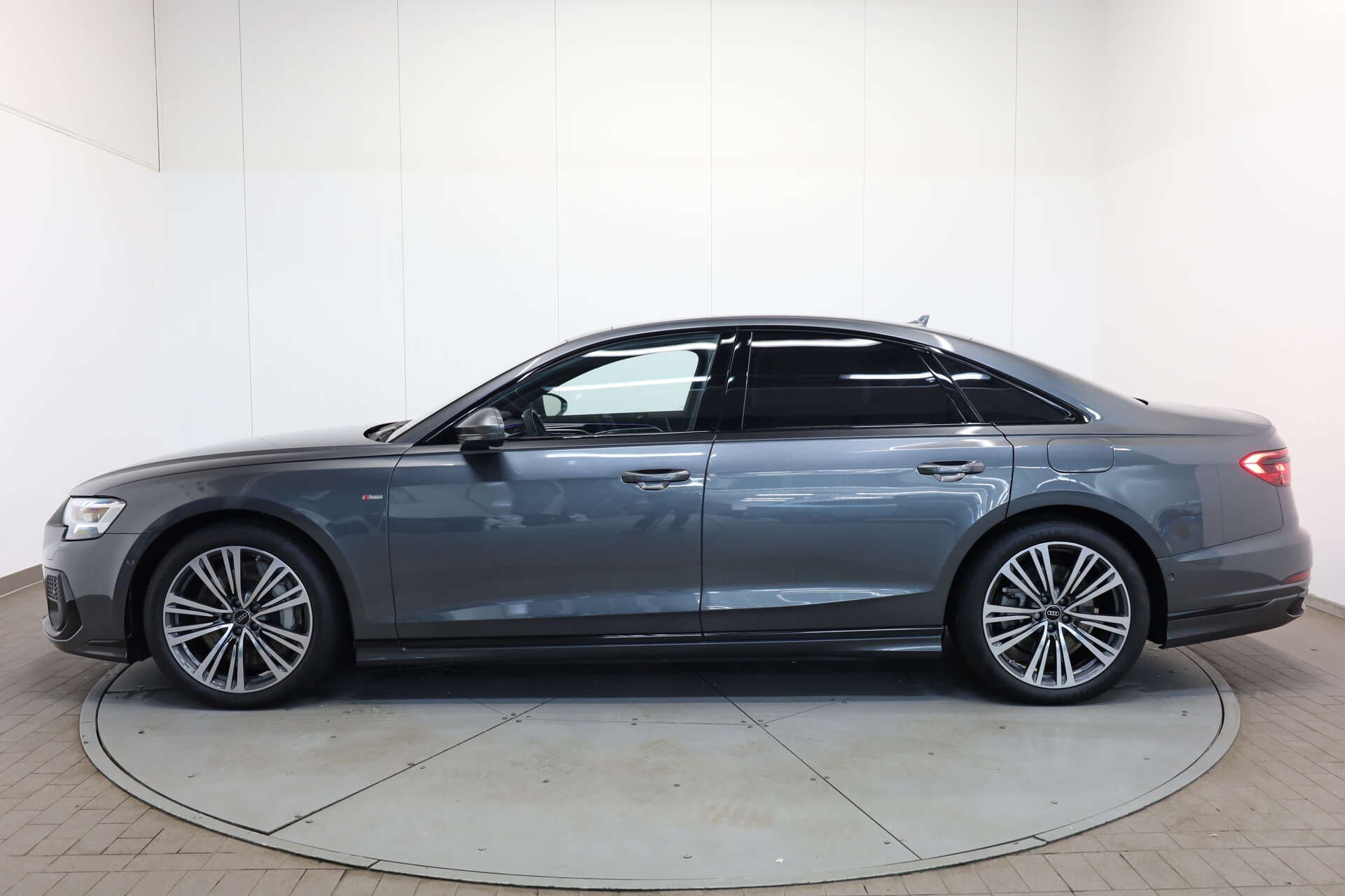 AUDI A8, photo 4 sur 17