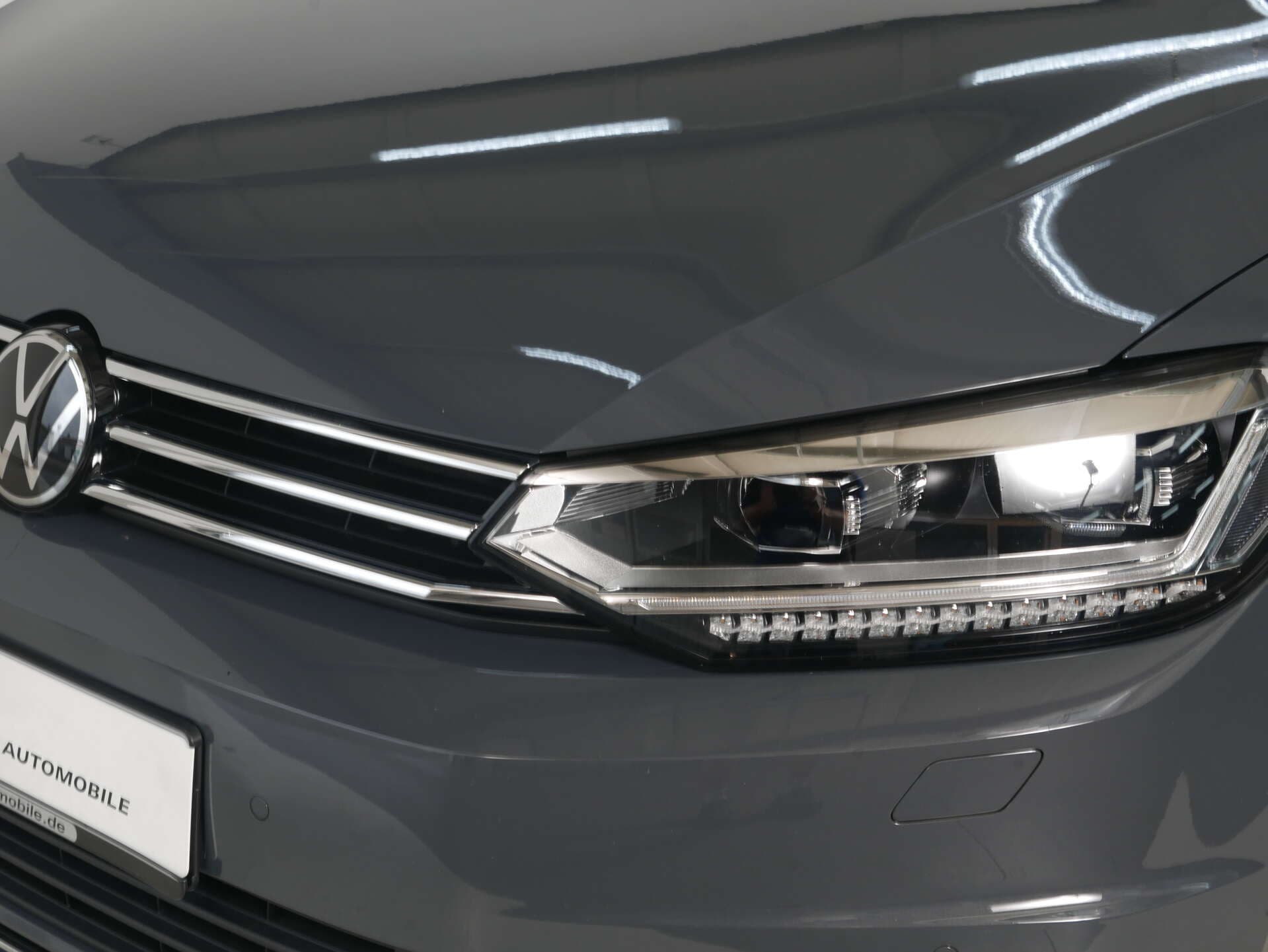 VOLKSWAGEN Touran, photo 2 sur 17