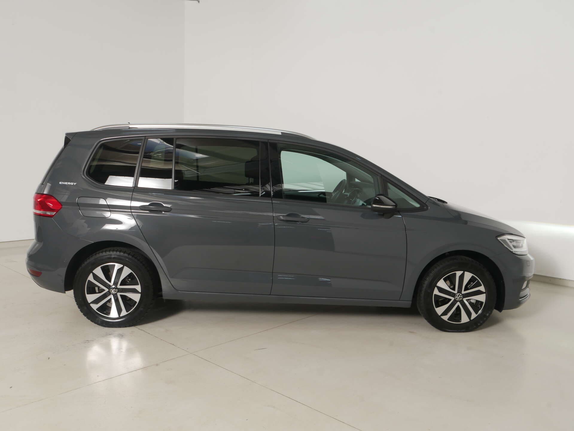 VOLKSWAGEN Touran, photo 2 sur 17