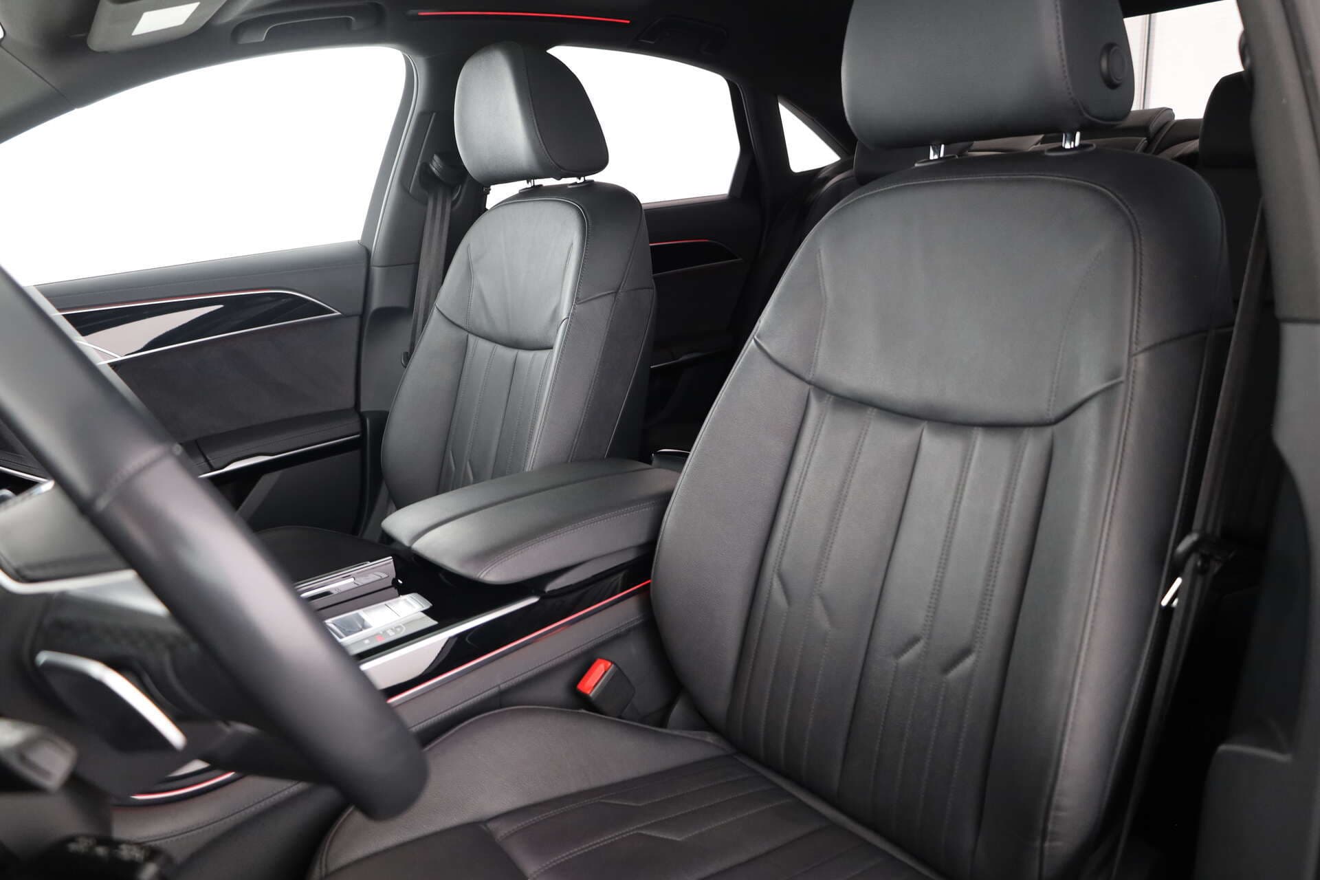 AUDI A8, photo 9 sur 17
