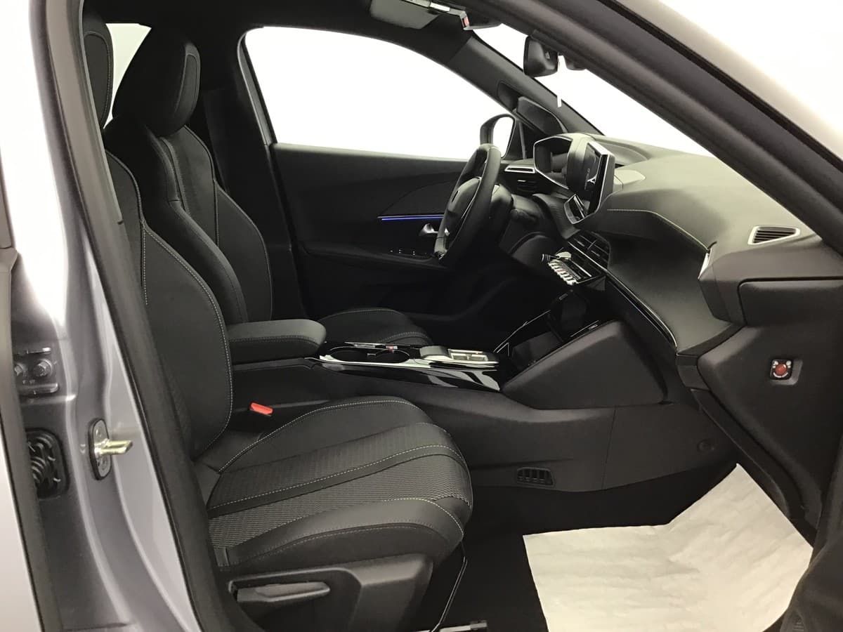 PEUGEOT 2008 HYBRID 145, photo 6 sur 6